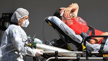 Ein Covid-Patient in Brasilien wird transportiert. 