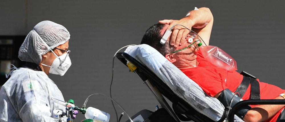 Ein Covid-Patient in Brasilien wird transportiert.