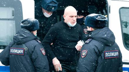Russische Sicherheitskräfte haben bei einer Razzia eine Versammlung der Opposition aufgelöst und 200 Teilnehmer festgenommen.