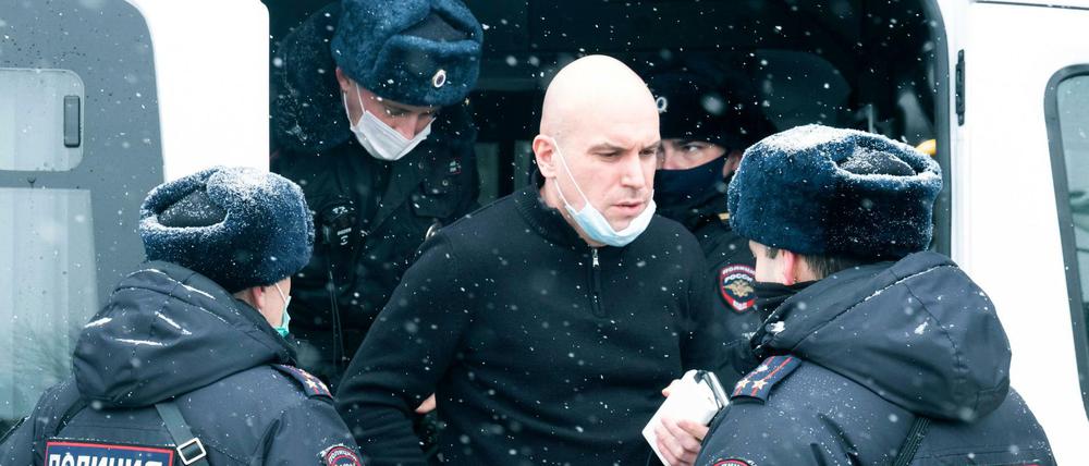 Russische Sicherheitskräfte haben bei einer Razzia eine Versammlung der Opposition aufgelöst und 200 Teilnehmer festgenommen.