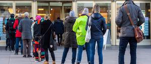 Läden sind wieder geöffnet - die Menschen stehen geduldig Schlange.