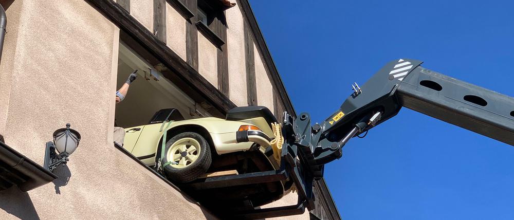 Vorsichtig wird die Platte mit dem Wagen drauf rausgehoben.