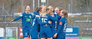 Die Serie ohne Siege ist besiegt. Die Potsdamerinnen jubeln nach Tor zum 5:2 durch Dina Orschmann gegen den SC Sand – gleichzeitig was es auch das Endergebnis.