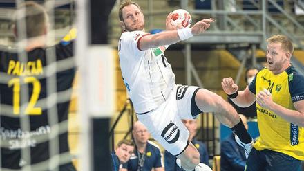 Durchpusten. Die deutschen Handballer um Steffen Weinhold schafften gegen Schweden kurz vor dem Ende noch den Ausgleich.