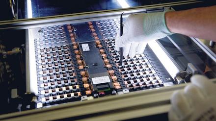 Leuchtendes Beispiel. Bei Daimler im sächsischen Kamenz werden Batteriezellen getestet. 
