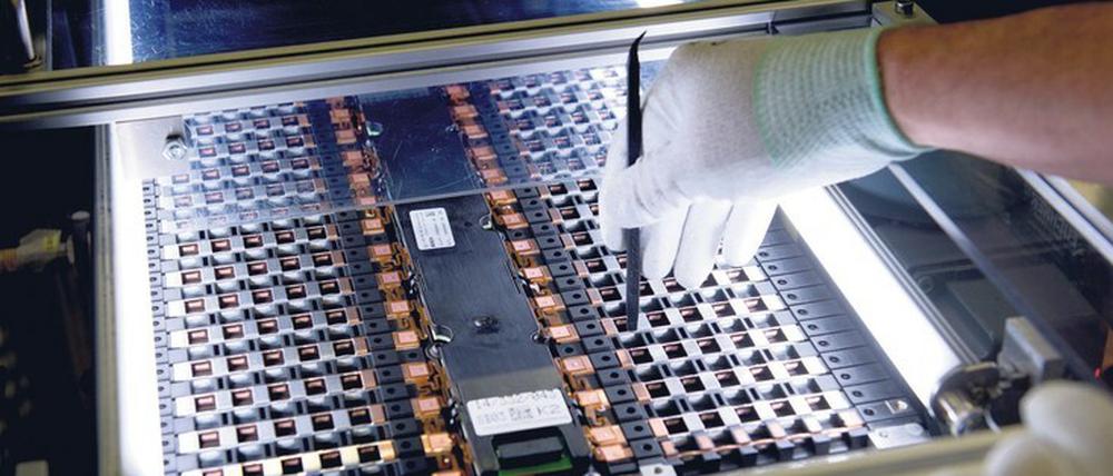 Leuchtendes Beispiel. Bei Daimler im sächsischen Kamenz werden Batteriezellen getestet. 