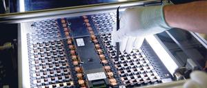 Leuchtendes Beispiel. Bei Daimler im sächsischen Kamenz werden Batteriezellen getestet. 