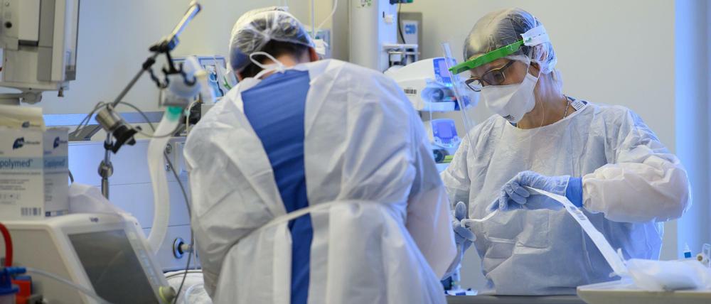 Intensivpflegerinnen sind auf einer Covid-19-Station im sächsischen Pulsnitz mit der Versorgung von Corona-Patienten beschäftigt. 