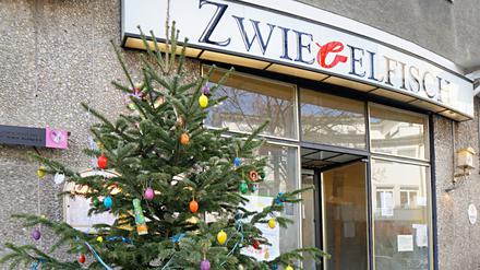 Ausgebrannte Kneipe Zwiebelfisch am Charlottenburger Savignyplatz mit Osterbaum, einer mit Ostereiern geschmückten Tanne.