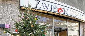 Ausgebrannte Kneipe Zwiebelfisch am Charlottenburger Savignyplatz mit Osterbaum, einer mit Ostereiern geschmückten Tanne.
