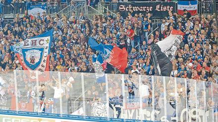Die Kurve, wie sie einmal war. Seit über einem Jahr konnten die Fans der Eisbären ihr Team nicht mehr sehen. 