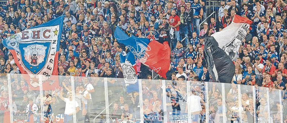Die Kurve, wie sie einmal war. Seit über einem Jahr konnten die Fans der Eisbären ihr Team nicht mehr sehen. 