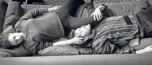 Die anderen chillen, die Regisseurin hat Stress. Annekatrin Hendel drehte überwiegend mit dem Handy und entschied sich im Schneideraum für Schwarz-Weiß und Cinemascope. Szene mit „Stieftochter“ Matilda und ihrem spanischen Freund Juan. Foto: RBB