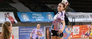 Die erst 15 Jahre alte Leoni Baßiner nutzt ihre Schnelligkeit zum Tempogegenstoß.