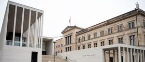 Am Eingang der Museumsinsel: die James Simon Galerie und das Neue Museum.