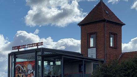 Der Schriftzug stand unter dem Turmfenster der Feuerwehrwache.