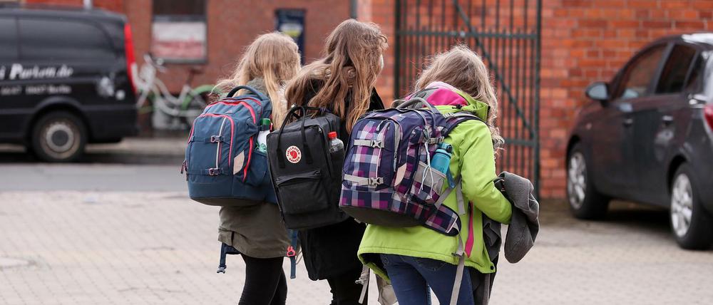 Kinder auf dem Weg ins Helmholtz-Gymnasium in Potsdam