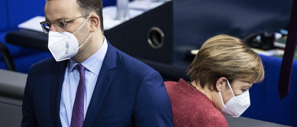 Bundesgesundheitsminister Jens Spahn (l.) und Bundeskanzlerin Angela Merkel stehen in der Corona-Pandemie erneut in der Kritik.