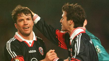 Alles Gute, Lothar! Hier wird Matthäus (l.) von Mehmet Scholl beglückwünscht.