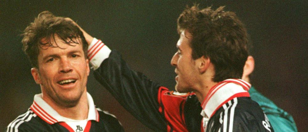 Alles Gute, Lothar! Hier wird Matthäus (l.) von Mehmet Scholl beglückwünscht.