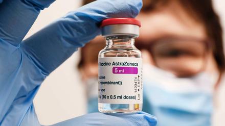 Impfampulle mit dem Covid19-Impfstoff von Astrazeneca 