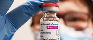 Impfampulle mit dem Covid19-Impfstoff von Astrazeneca