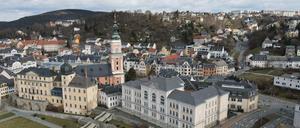 Blick auf die Stadt Greiz von oben: Der ganze Landkreis hat die deutschlandweit höchste Corona-Inzidenz.