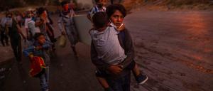 Kinder retten Kinder. Dieses Foto vom Brand des Lagers Moria auf Lesbos zeichnete Unicef als Foto des Jahres 2020 aus.