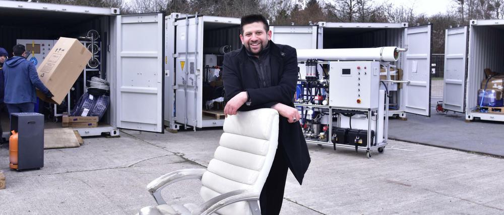 Boreal-Light-Gründer Ali Al-Hakim auf seinem Gelände beim Beladen der Container. 