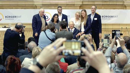 Erster Versuch: Bundestagspräsident Wolfgang Schäuble beim ersten Bürgerrat 2019. Danach war Schäuble so überzeugt, dass er die Schirmherrschaft für den aktuellen Bürgerrat übernahm.