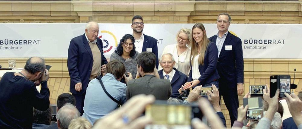 Erster Versuch: Bundestagspräsident Wolfgang Schäuble beim ersten Bürgerrat 2019. Danach war Schäuble so überzeugt, dass er die Schirmherrschaft für den aktuellen Bürgerrat übernahm.