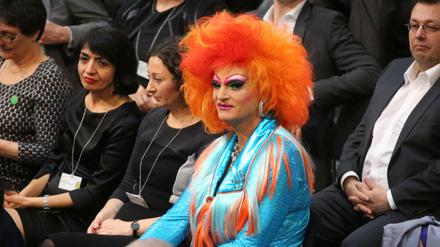 Die Drag Queen Olivia Jones zusammen mit anderen Mitgliedern der Bundesversammlung bei der Wahl des Bundespräsidenten 2017