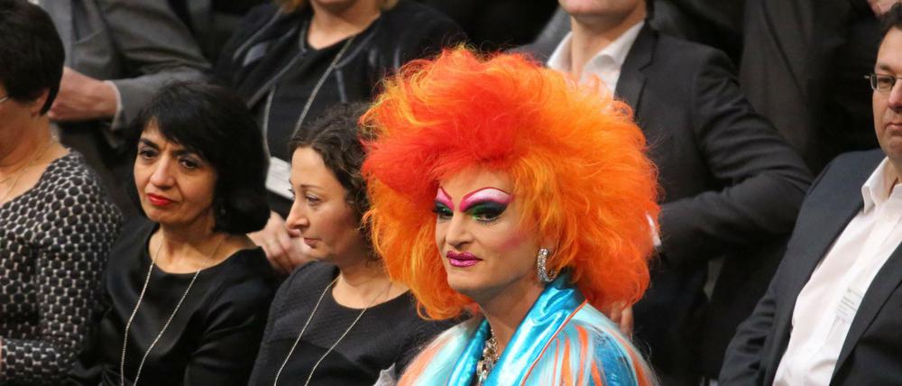 Die Drag Queen Olivia Jones zusammen mit anderen Mitgliedern der Bundesversammlung bei der Wahl des Bundespräsidenten 2017