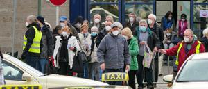 Jünger als 80, verwirren die Statistik: Impfkandidaten vor dem Corona-Impfzentrum Messe Berlin.