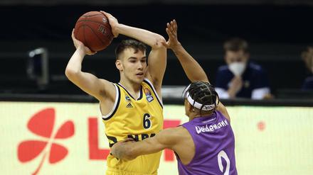 Albas 19 Jahre altes Talent Malte Delow (links) spielte gegen Göttingen fast 20 Minuten.