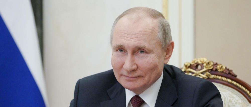 Wladimir Putin reagiert mit Ironie auf Bidens Anschuldigungen.
