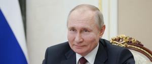 Wladimir Putin reagiert mit Ironie auf Bidens Anschuldigungen.