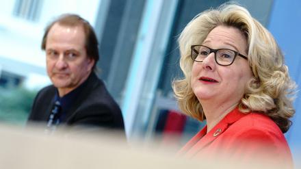 Gute Zahlen präsentierten am Dienstag Bundesumweltministerin Svenja Schulze und Dirk Messner, Präsident des Umweltbundesamts.