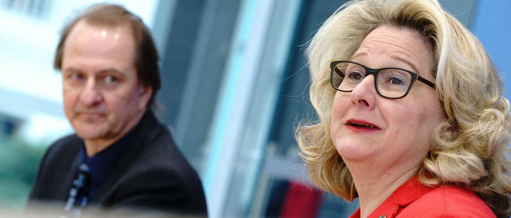 Gute Zahlen präsentierten am Dienstag Bundesumweltministerin Svenja Schulze und Dirk Messner, Präsident des Umweltbundesamts.