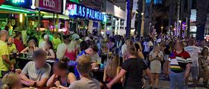 Und einmal nicht an morgen denken. Gedränge an der "Bierstraße" in Palma de Mallorca, wo schon im vergangenen Juli Hunderte deutscher Urlauber ohne Rücksicht auf in Spanien geltenden Corona-Regeln feierten.