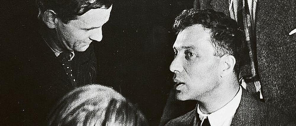 Boris Pasternak (sitzend) im Gespräch mit André Malraux, Gustav Regler und Ilja Ehrenburg.