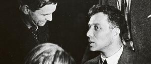 Boris Pasternak (sitzend) im Gespräch mit André Malraux, Gustav Regler und Ilja Ehrenburg.