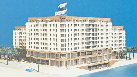 Im Zuge der Neugestaltung der dahindämmernden Friedrichstraße entstand dieser Entwurf für die Spreeterrassen von Karl-Ernst Swora. Das Modell von 1987 ist Teil der Ausstellung.