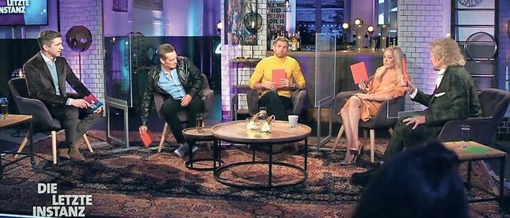 Schiefgegangen. In der Ausgabe der „Letzten Instanz“ vom 29. Januar hatten bei Moderator Steffen Hallaschka (l.) die Gäste Jürgen Milski, Micky Beisenherz, Janine Kunze und Thomas Gottschalk (v. l. n. r.) die Frage diskutiert: „Das Ende der Zigeunersauce: Ist das ein notwendiger Schritt?“ Gästeliste und Verlauf hatten zu heftiger Kritik geführt. 