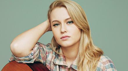 Die gebürtige Berlinerin Hanna Batka stellt ihr Debutalbum live beim Tagesspiegel vor