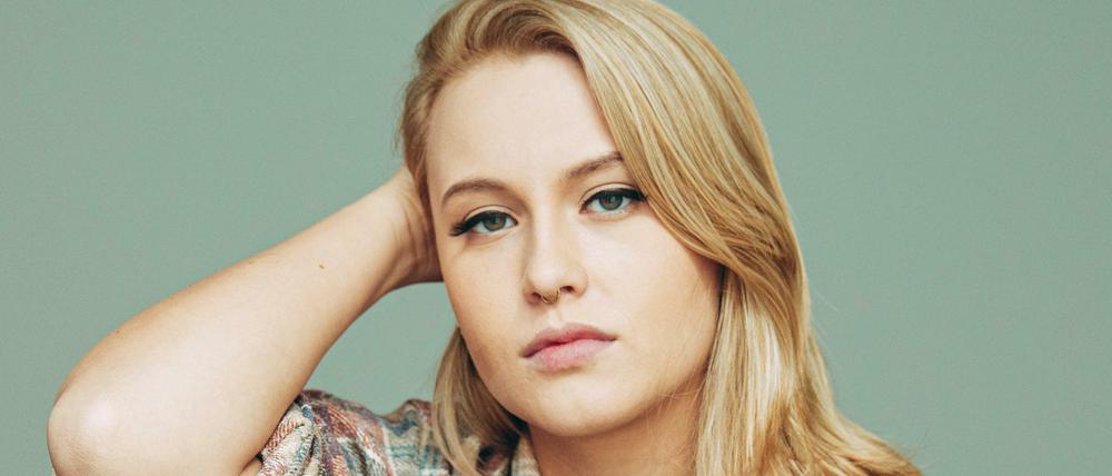 Die gebürtige Berlinerin Hanna Batka stellt ihr Debutalbum live beim Tagesspiegel vor