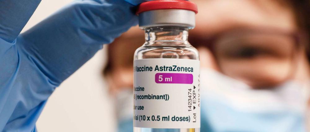 Impfampulle mit dem Covid19-Impfstoff von Astrazeneca. Steht das Vakzin zurecht in der Kritik?