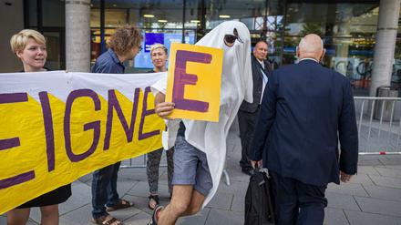 Ein verkleideter Demonstrant läuft vor dem Eingang zur Hauptversammlung des Immobilienkonzerns Deutsche Wohnen umher.