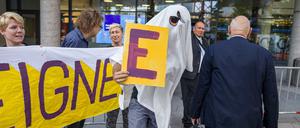Ein verkleideter Demonstrant läuft vor dem Eingang zur Hauptversammlung des Immobilienkonzerns Deutsche Wohnen umher.