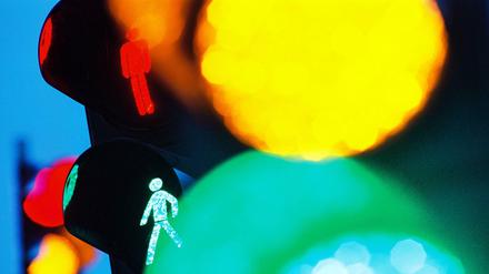 Politisch Bunt: Rotes und grünes Ampelmännchen leuchten zugleich an einer Fußgängerampel. Die Farbenspiele sind auch in Berlin eröffnet - im Herbst wird gewählt.